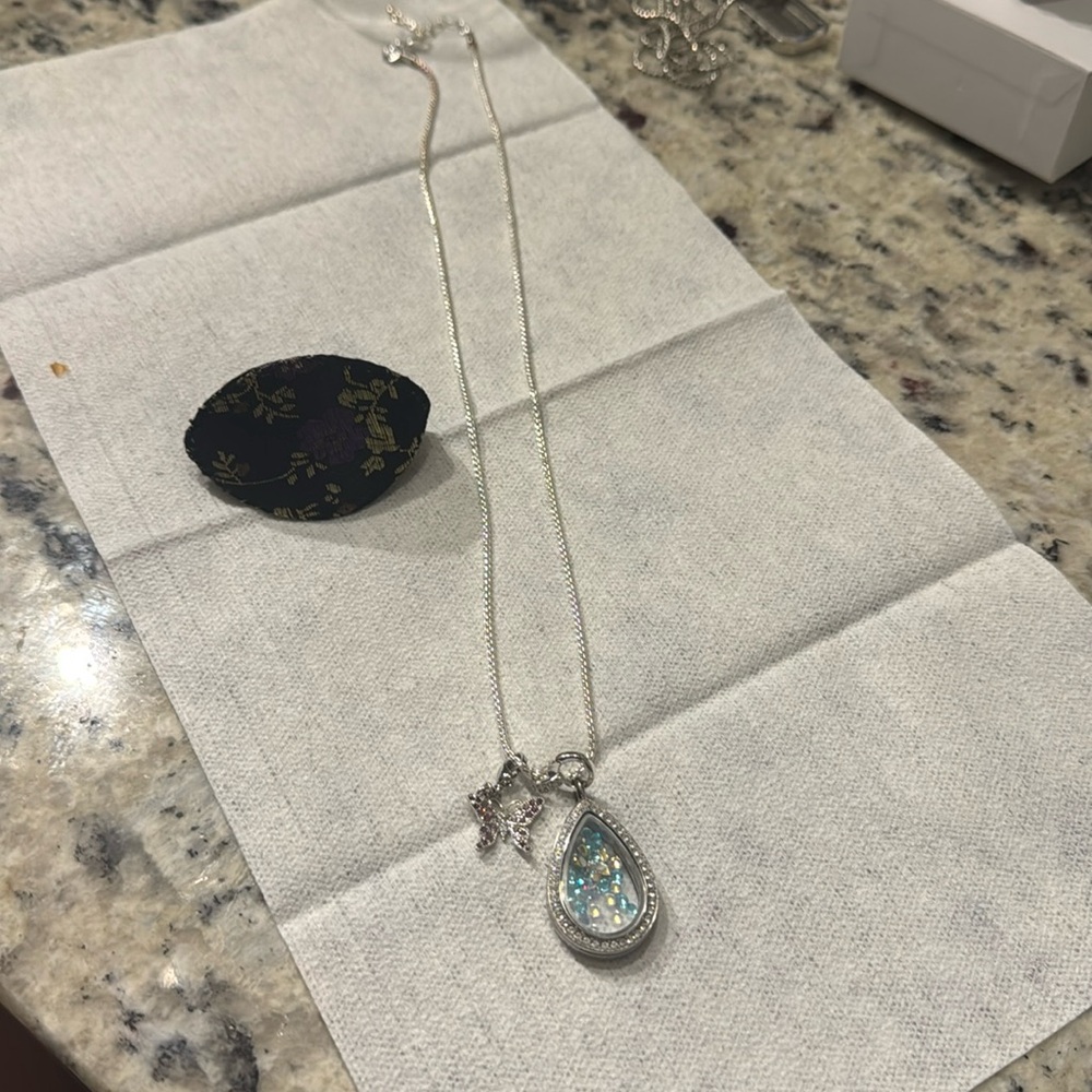 Elegant Silver Necklace with Crystal Pendant